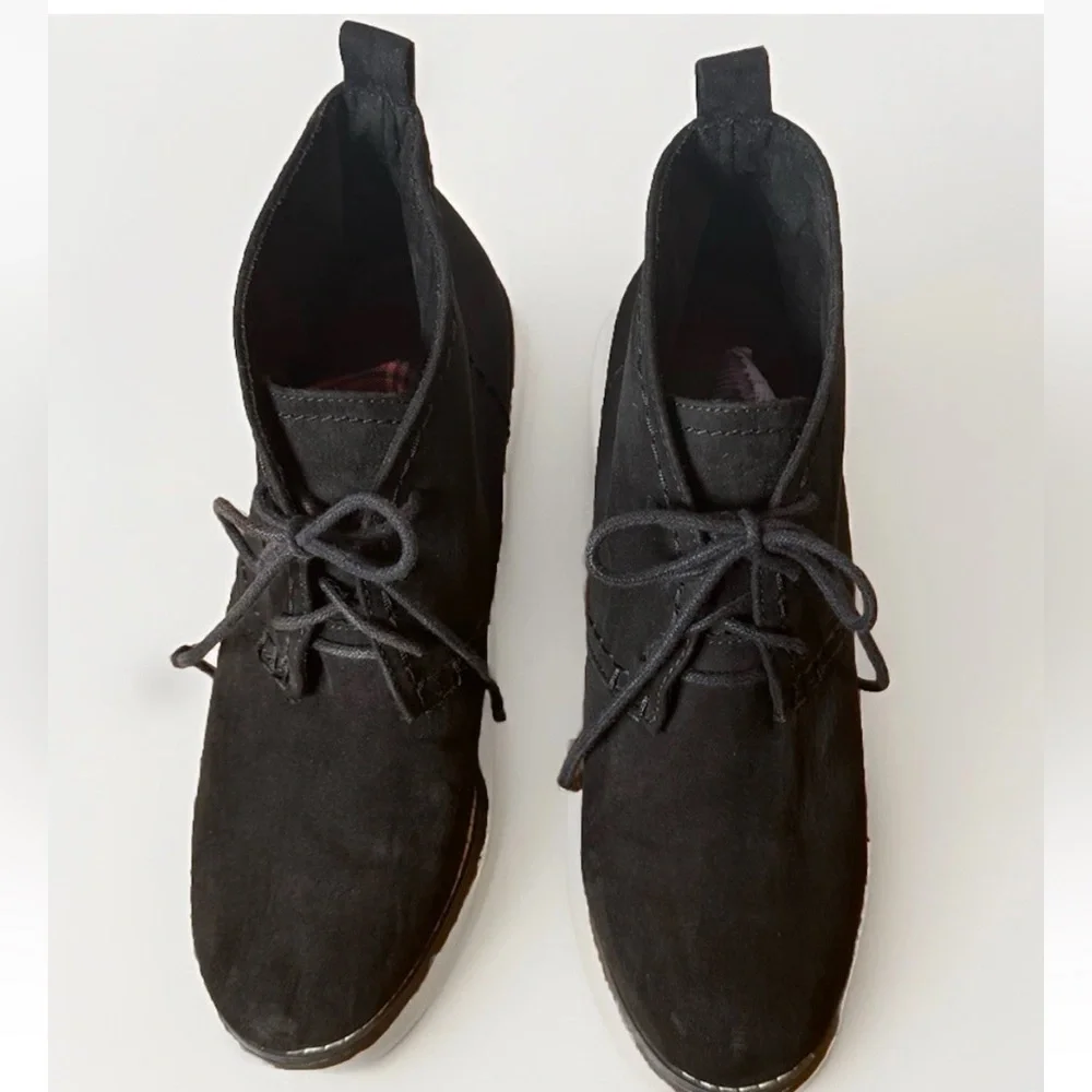 (10) SO AUTHENTIC AMERICAN Black Faux Suede Wedge Ankle Boots